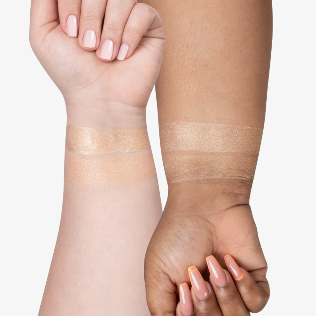 Zwei Unterarme mit unterschiedlichen Hauttönen zeigen an jedem Handgelenk zwei schimmernde Farbmuster des OFRA Cosmetics Liquid Highlighter.
