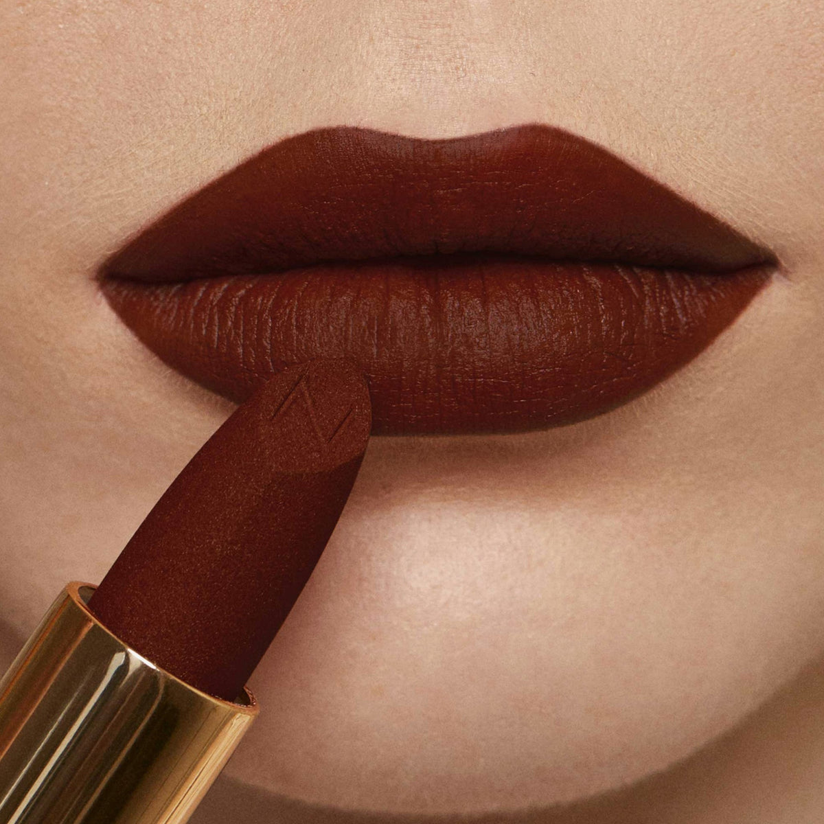 Der Matte Pleasure Lipstick in der Farbe Coffee Nude auf den Lippen aufgetragen – Nahaufnahme mit samtig-mattem Finish.
