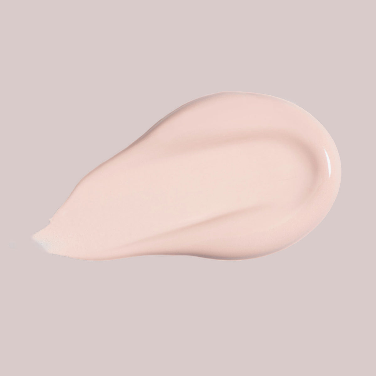 Ein Klecks Wide Awake Full Coverage Concealer Almond Milk in Hellbeige auf einem blassen Hintergrund.