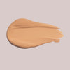 Ein Klecks Wide Awake Full Coverage Concealer Chai Latte in Warmbeige auf einem blassen Hintergrund.