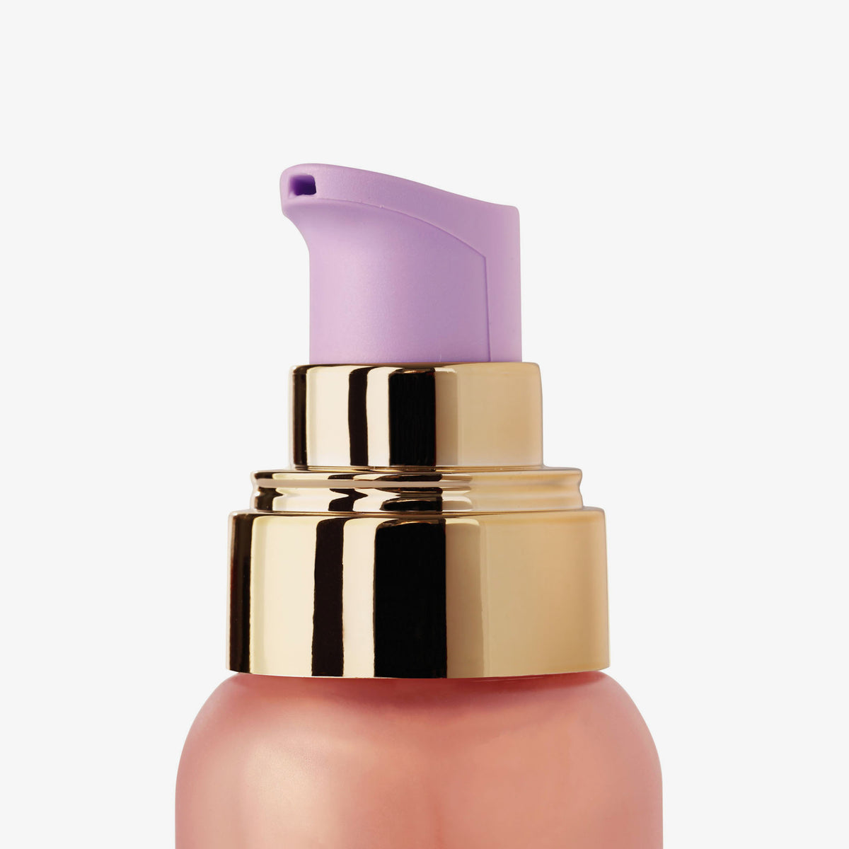 Nahaufnahme der Angel Aura-Flasche mit einem goldenen Kragen und einem Lavendel-Pumpspender oben.