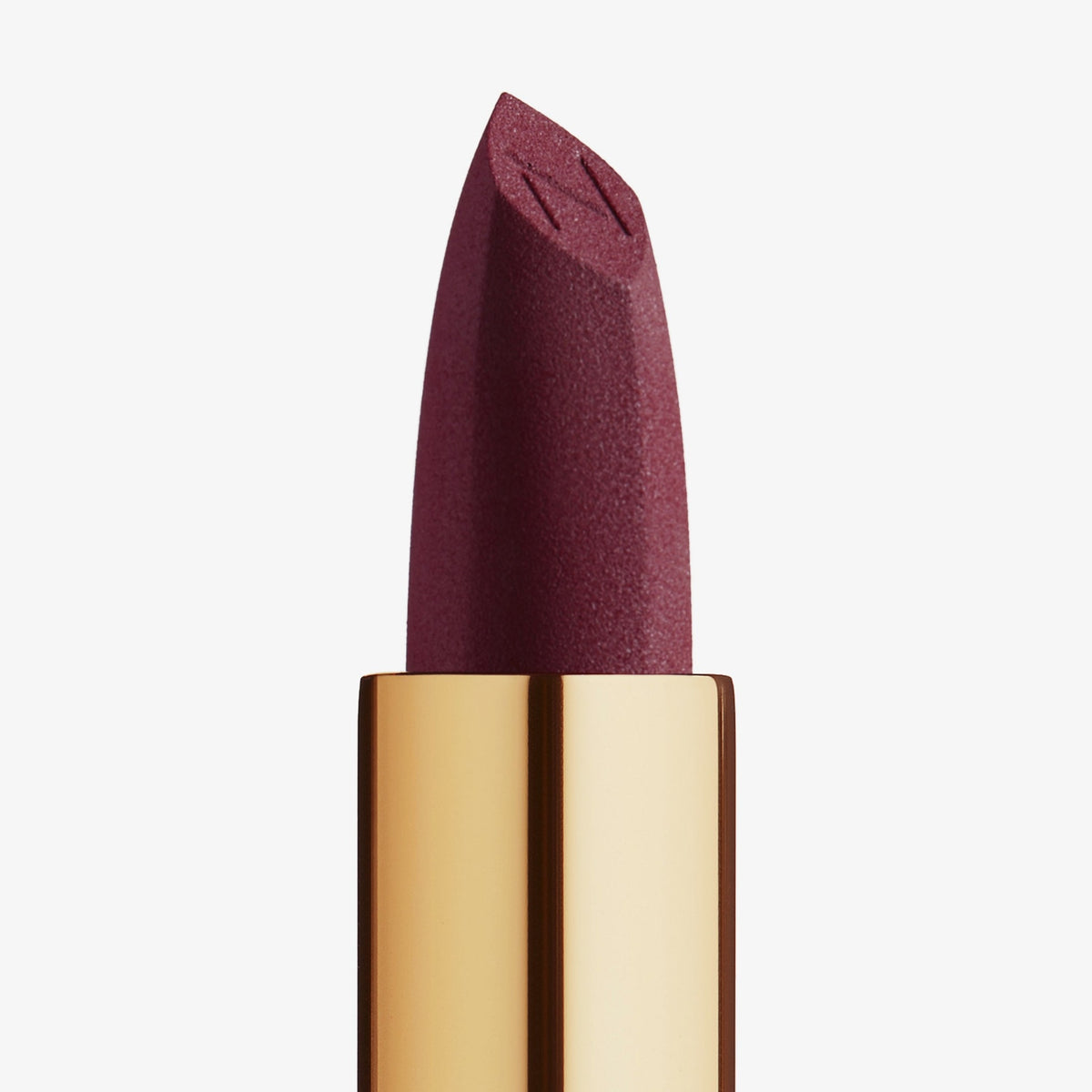Der Matte Pleasure Lipstick in der Farbe Berry Call wird in Nahaufnahme mit sichtbarer, matter Textur und eingeprägtem “N” auf der Spitze präsentiert.