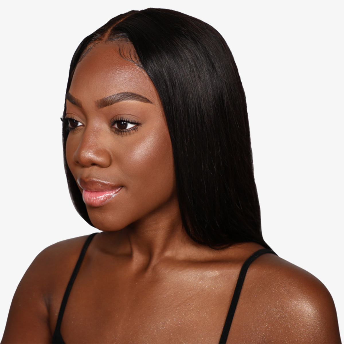 Eine Frau mit glatter dunkler Haut und glattem schwarzen Haar, die ein schwarzes Trägertop trägt, präsentiert den Liquid Highlighter.