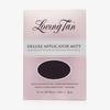 Eine rosafarbene Schachtel mit der Aufschrift „Loving Tan Deluxe Self Tanning Applicator Mitt“ auf weißem Hintergrund.