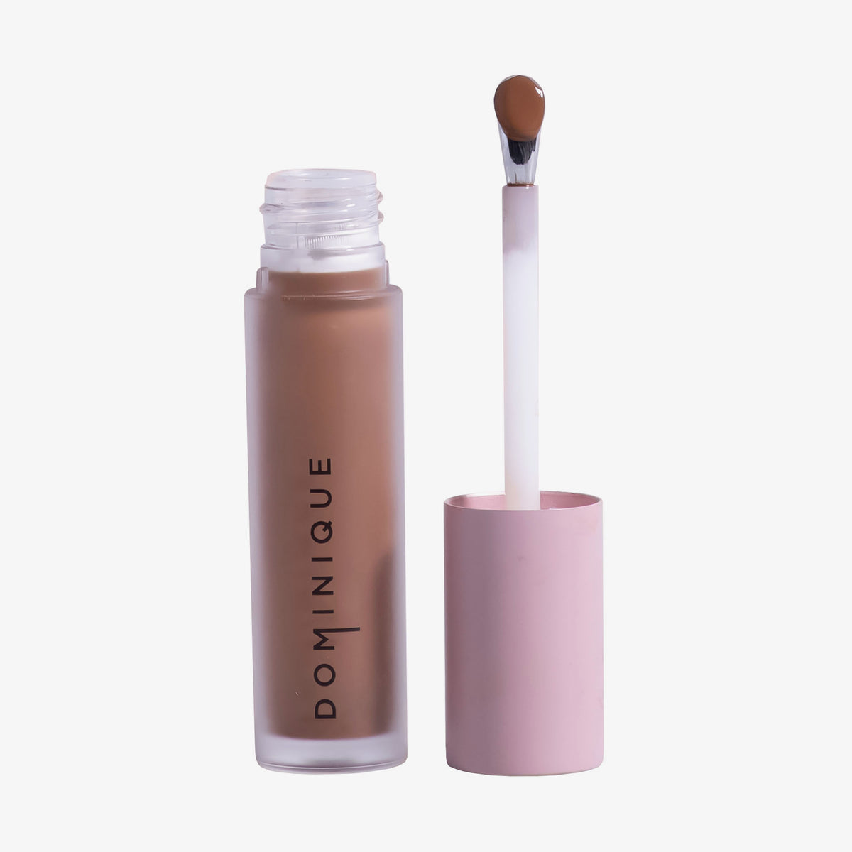 Auf weißem Hintergrund ist eine geöffnete Tube Wide Awake Full Coverage Concealer Mocha mit rosa Kappe und Applikatorstab abgebildet.