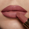 Der Matte Pleasure Lipstick in der Farbe Naked Mauve auf den Lippen aufgetragen – Nahaufnahme mit samtig-mattem Finish.