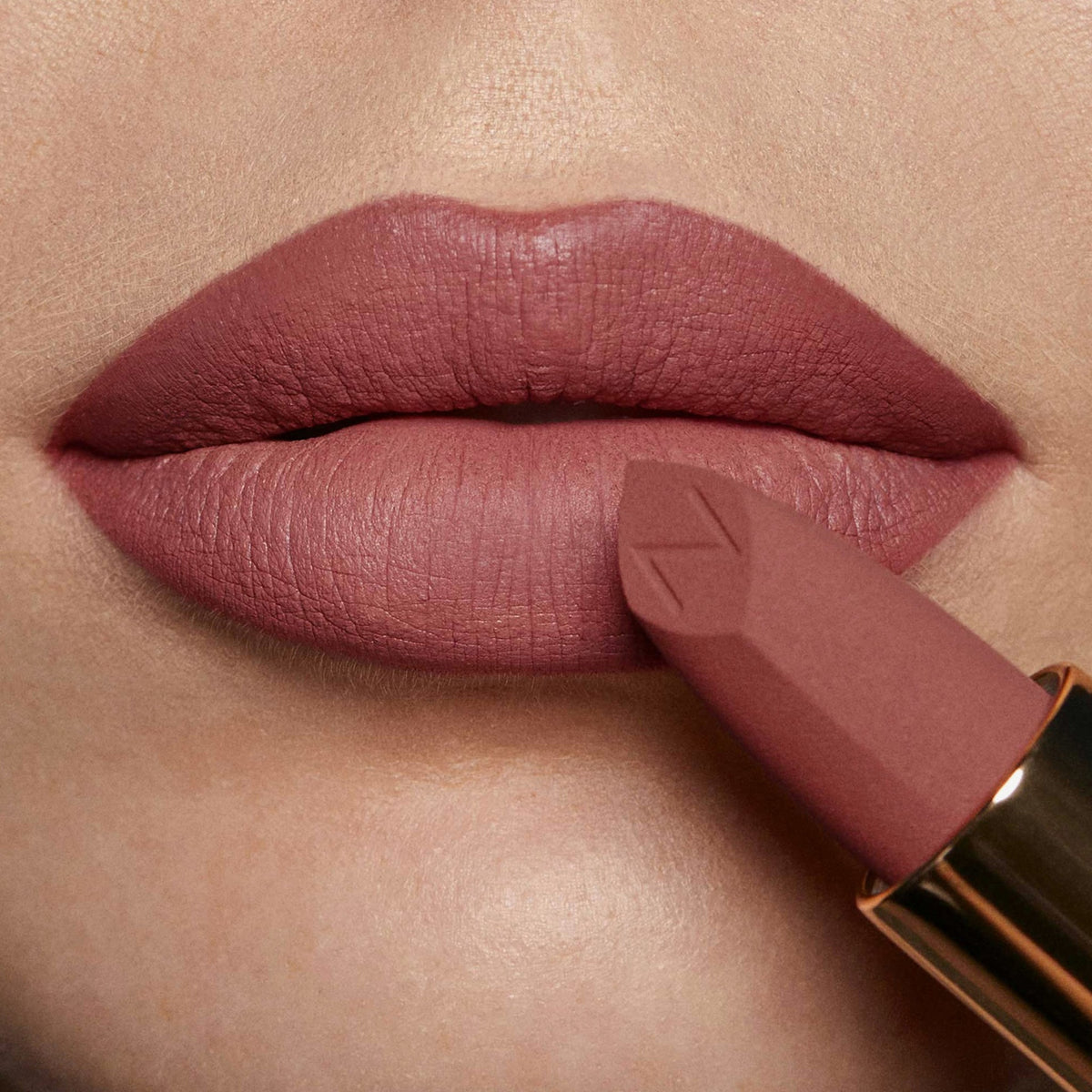 Der Matte Pleasure Lipstick in der Farbe Naked Mauve auf den Lippen aufgetragen – Nahaufnahme mit samtig-mattem Finish.