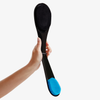 Eine Hand hält den Self Tanning Back Applicator vor einem weißen Hintergrund