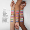 Auf drei Armen unterschiedlicher Hautfarbe sind Swatches der 16 Farben der Lidschattenpalette „Lost in Los Angeles“ zu sehen