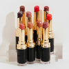 Alle zehn Farben des Beyond Jelly Lipsticks aufgereiht – jede Nuance in offener gold-schwarzer Hülse stilvoll präsentiert.