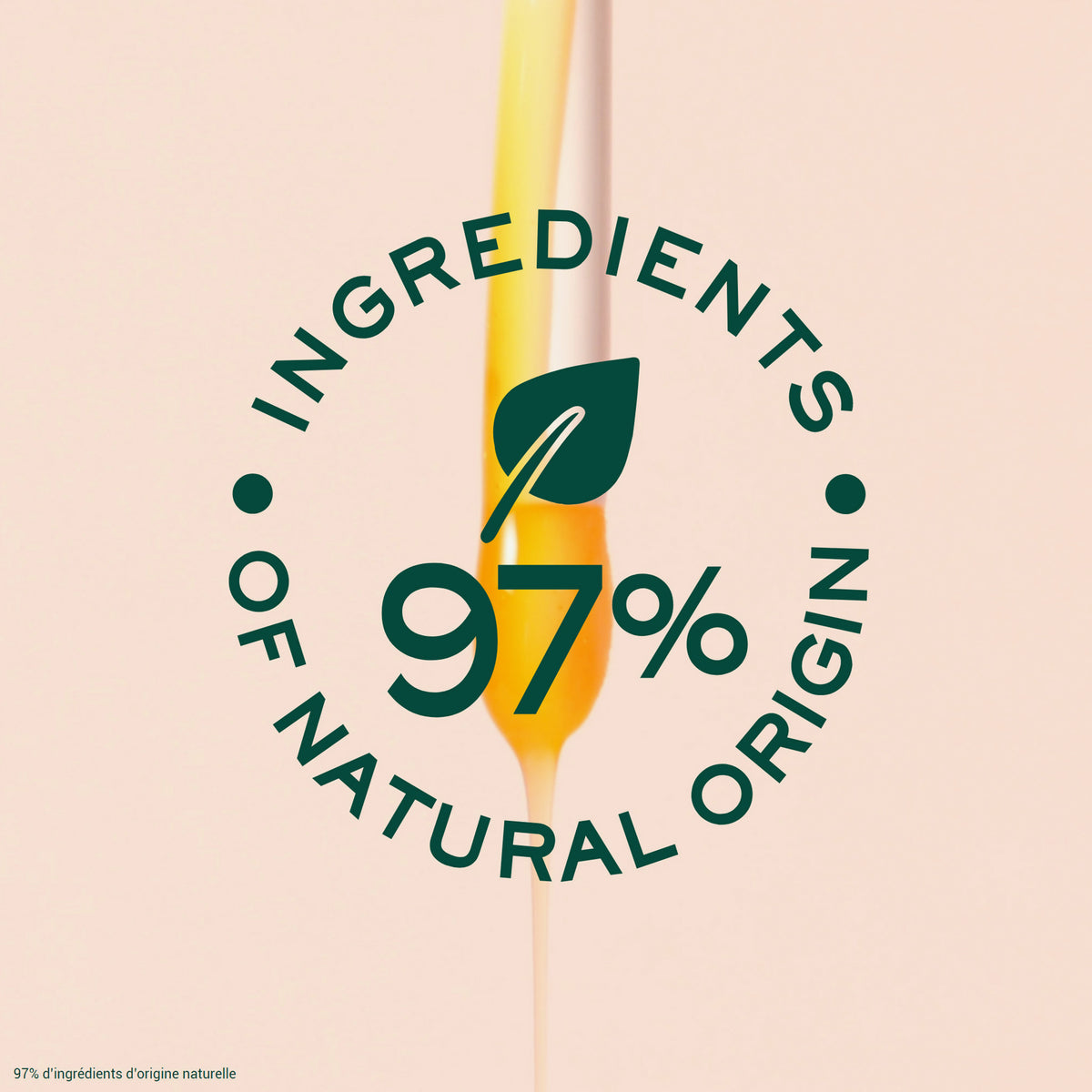 Ein grünes Blattsymbol und ein Text geben an, dass die Inhaltsstoffe von NUXE Honey Lip Care Rêve de Miel zu 97 % natürlichen Ursprungs sind.