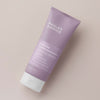 Eine Tube 2 % BHA Body Spot Exfoliant auf hellbeigem Hintergrund.