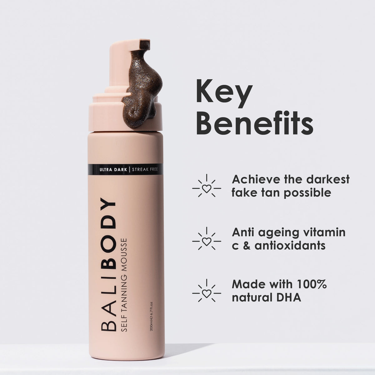 Offene Pumpflasche Self Tanning Mousse Ultra Dark, aus der brauner Schaum tritt; daneben Vorteile des Produkts