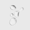 Vier klare Tropfen Skin Perfecting 2 % BHA Liquid Exfoliant Deluxe Mini auf einem schlichten hellgrauen Hintergrund.
