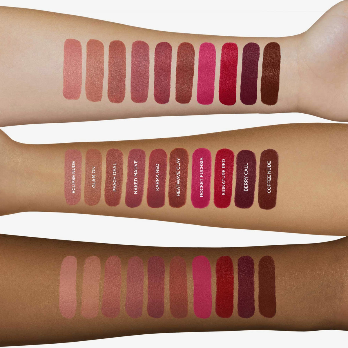 Alle Farben der Matte Pleasure Lipsticks als Swatches auf drei verschiedenen Hauttönen aufgetragen – von Nude bis kräftigem Rot, dargestellt in natürlichem Licht.