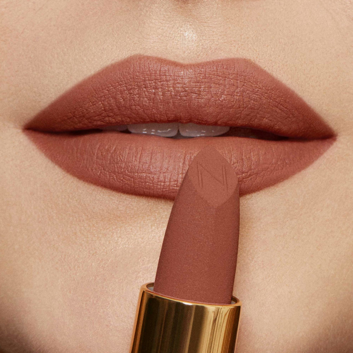 Der Matte Pleasure Lipstick in der Farbe Peach Deal auf den Lippen aufgetragen – Nahaufnahme mit samtig-mattem Finish.