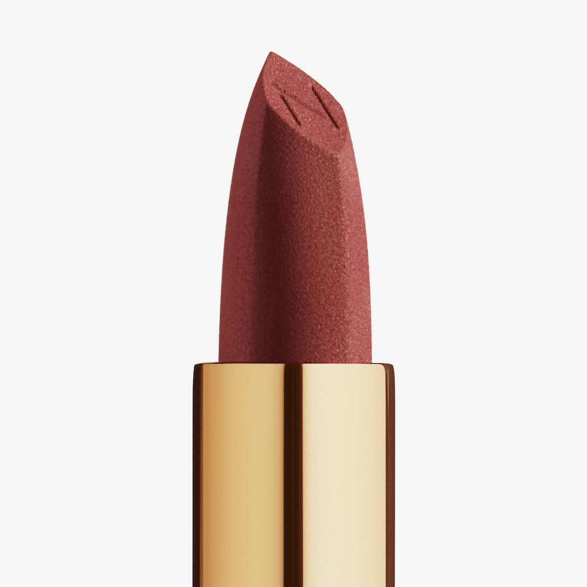 Der Matte Pleasure Lipstick in der Farbe Heatwave Clay wird in Nahaufnahme mit sichtbarer, matter Textur und eingeprägtem “N” auf der Spitze präsentiert.