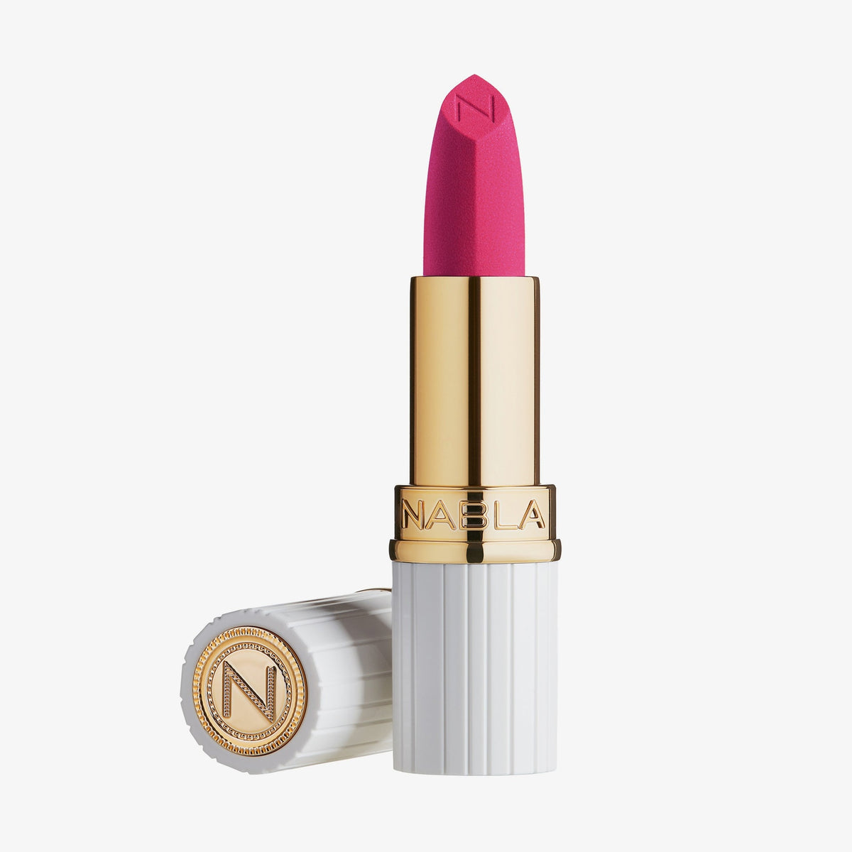 Matte Pleasure Lipstick in der Farbe Rocket Fuchsia in einem gold-weißen Etui mit einem erhabenen N auf der Kappe und der Lippenstiftspitze.