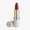 Matte Pleasure Lipstick in der Farbe Heatwave Clay in einem gold-weißen Etui mit einem erhabenen N auf der Kappe und der Lippenstiftspitze.