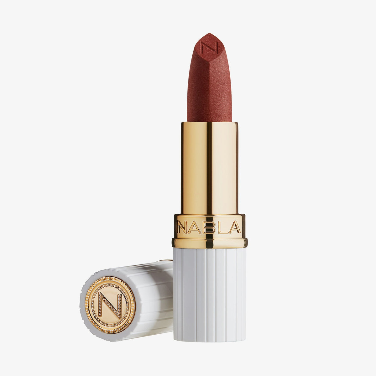 Matte Pleasure Lipstick in der Farbe Heatwave Clay in einem gold-weißen Etui mit einem erhabenen N auf der Kappe und der Lippenstiftspitze.