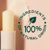 NUXE Lippenpflegestift vor rosa Hintergrund mit aufgetragener Textur. Daneben ein rundes Siegel mit der Aufschrift: ‚100 % Ingredients of Natural Origin‘.