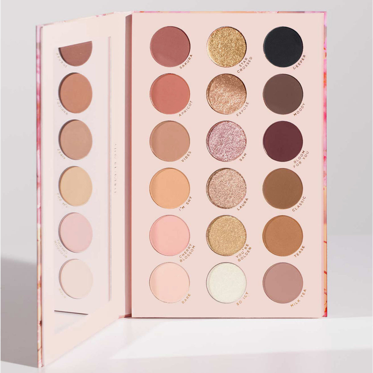 Die Lunar Beauty Nude Prism Color Palette mit 18 neutrale und schimmernde Lidschattentöne, mit einem Spiegel im Deckel.