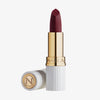 Matte Pleasure Lipstick in der Farbe Berry Call in einem gold-weißen Etui mit einem erhabenen N auf der Kappe und der Lippenstiftspitze.