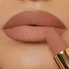 Der Matte Pleasure Lipstick in der Farbe Glam On auf den Lippen aufgetragen – Nahaufnahme mit samtig-mattem Finish.