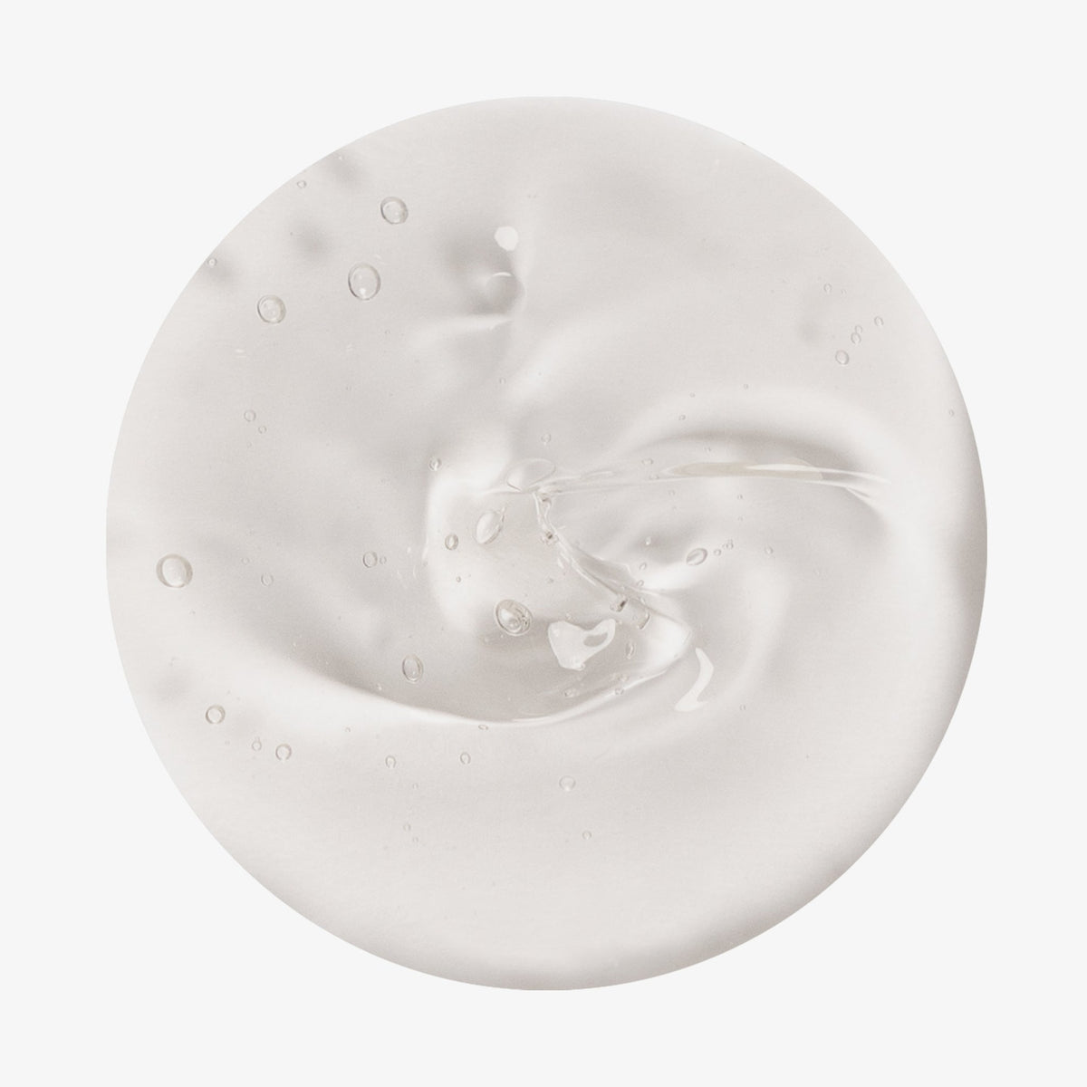 Eine Nahaufnahme des Reinigungsgels Puri-Tea von Meisani, das einen Wirbel aus weißem Gel mit winzigen Luftbläschen auf weißem Hintergrund zeigt.
