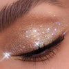 Ein geschlossenes Auge präsentiert lange, dunkle Wimpern und schimmerndes Weiß mit Glitzerlidschatten aus der Glorious Lights Glitter Palette.