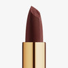 Der Matte Pleasure Lipstick in der Farbe Coffee Nude wird in Nahaufnahme mit sichtbarer, matter Textur und eingeprägtem “N” auf der Spitze präsentiert.