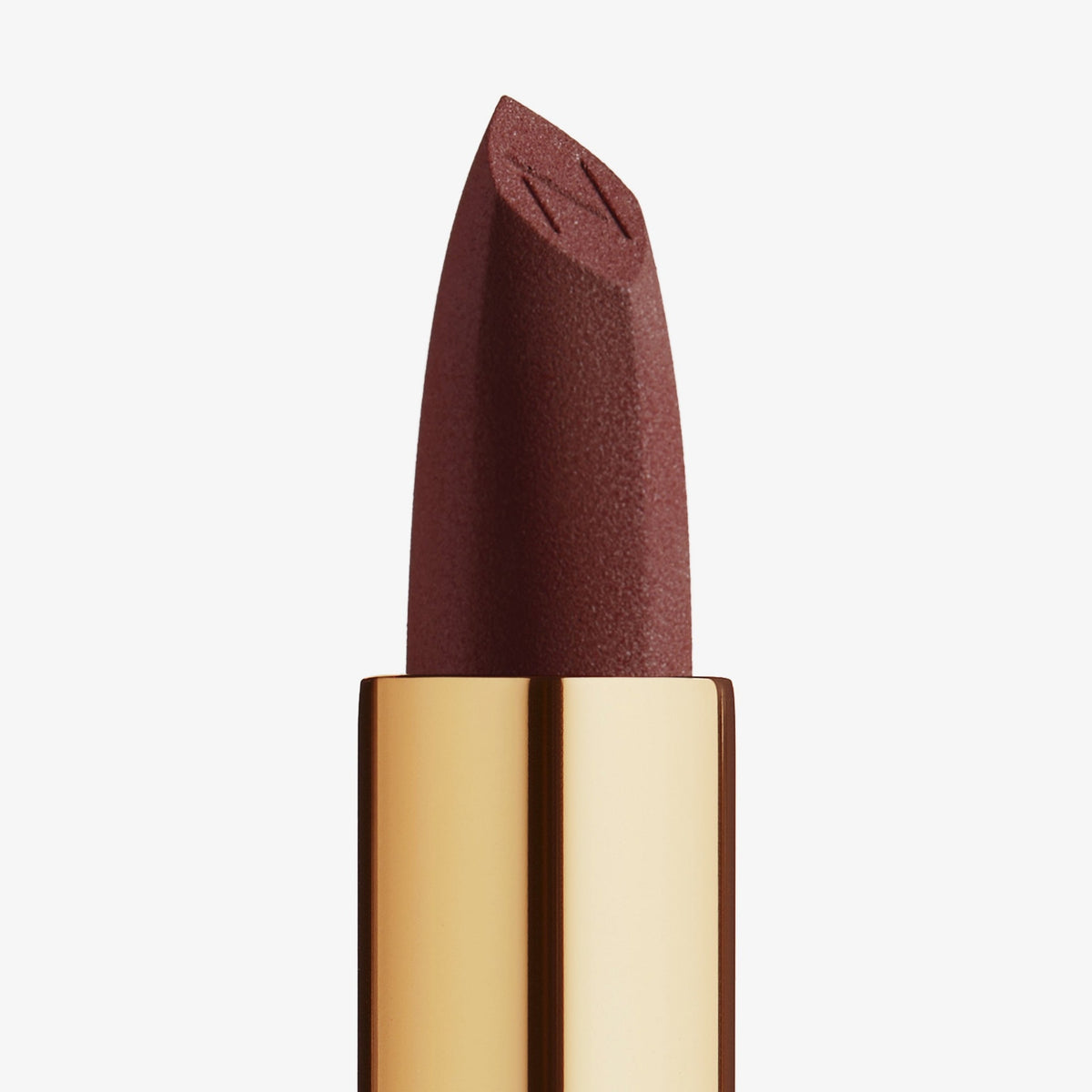 Der Matte Pleasure Lipstick in der Farbe Coffee Nude wird in Nahaufnahme mit sichtbarer, matter Textur und eingeprägtem “N” auf der Spitze präsentiert.