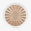Die OFRA Cosmetics Rodeo Drive Highlighter Anniversary Edition ist ein runder goldener Highlighter in einer weißen Kompaktpackung mit Logo.
