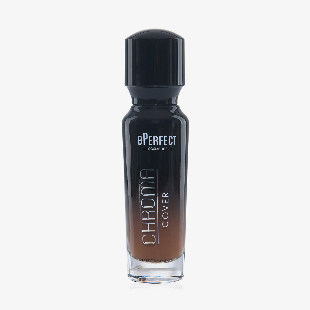 Eine halb transparente halb schwarze Flasche Chroma Cover Foundation Matte in der Farbe C10 vor weißem Hintergrund.