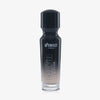 Eine halb transparente halb schwarze Flasche Chroma Cover Foundation Matte in der Farbe C3 vor weißem Hintergrund.