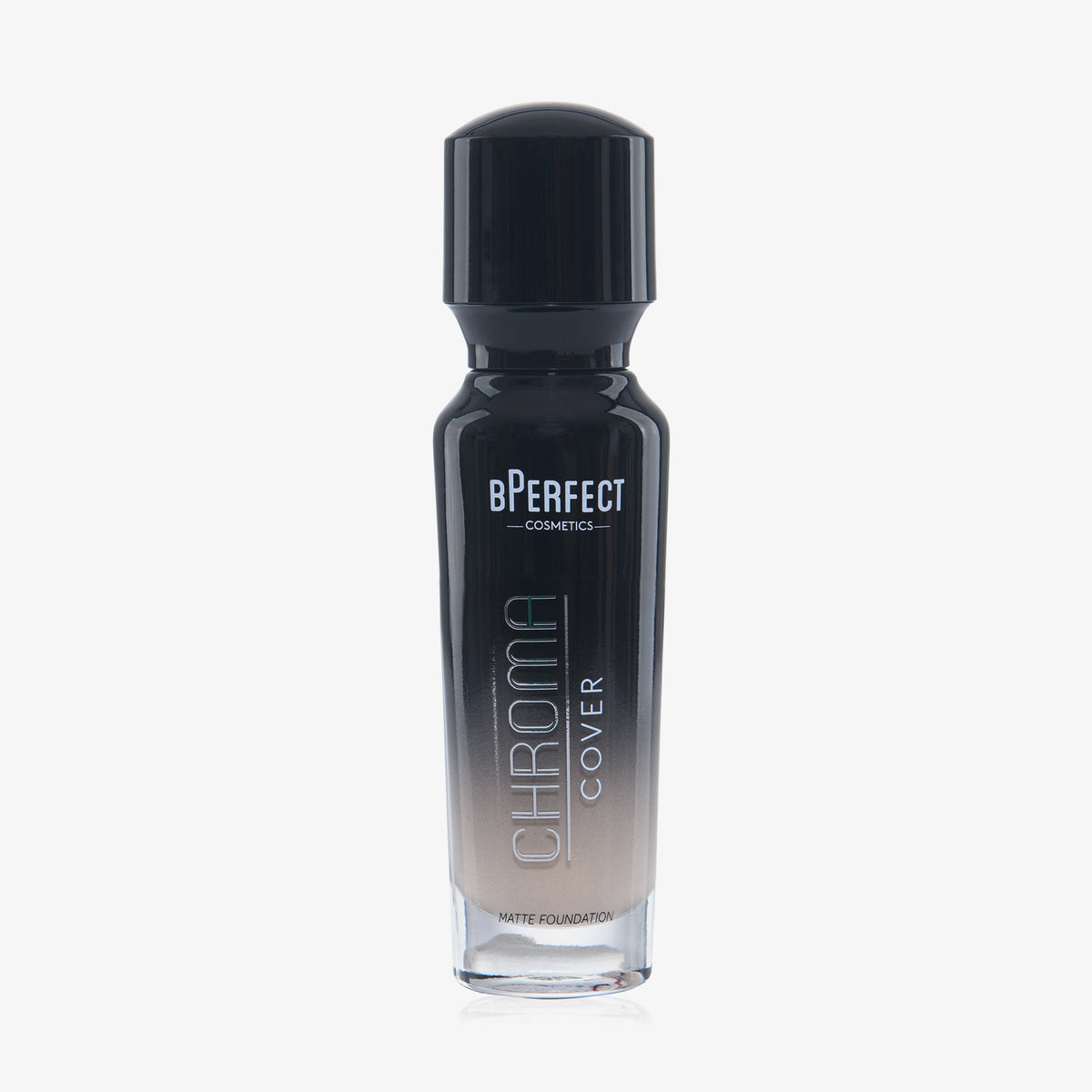 Eine halb transparente halb schwarze Flasche Chroma Cover Foundation Matte in der Farbe C3 vor weißem Hintergrund.