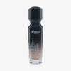 Eine halb transparente halb schwarze Flasche Chroma Cover Foundation Matte in der Farbe C4 vor weißem Hintergrund.