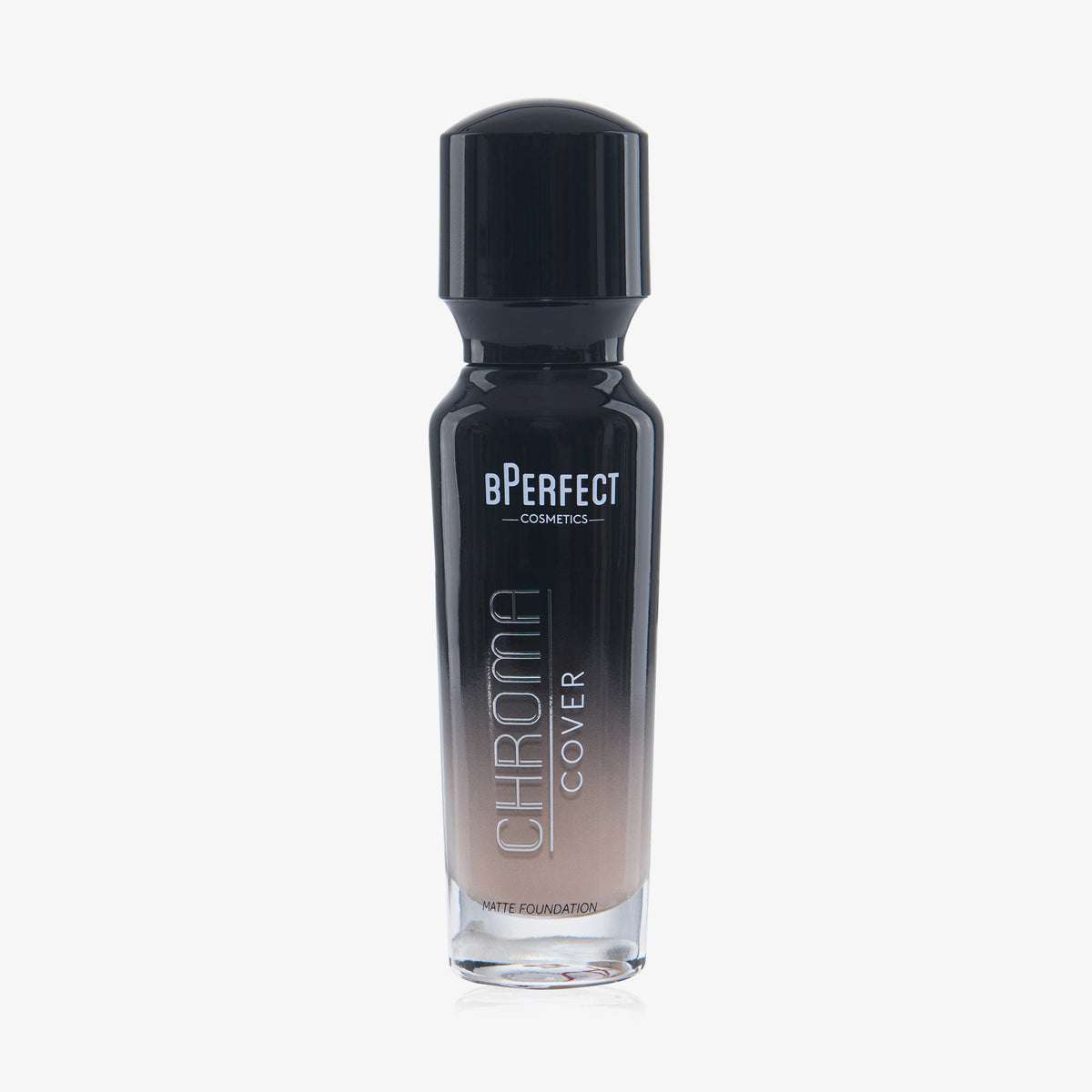 Eine halb transparente halb schwarze Flasche Chroma Cover Foundation Matte in der Farbe C4 vor weißem Hintergrund.