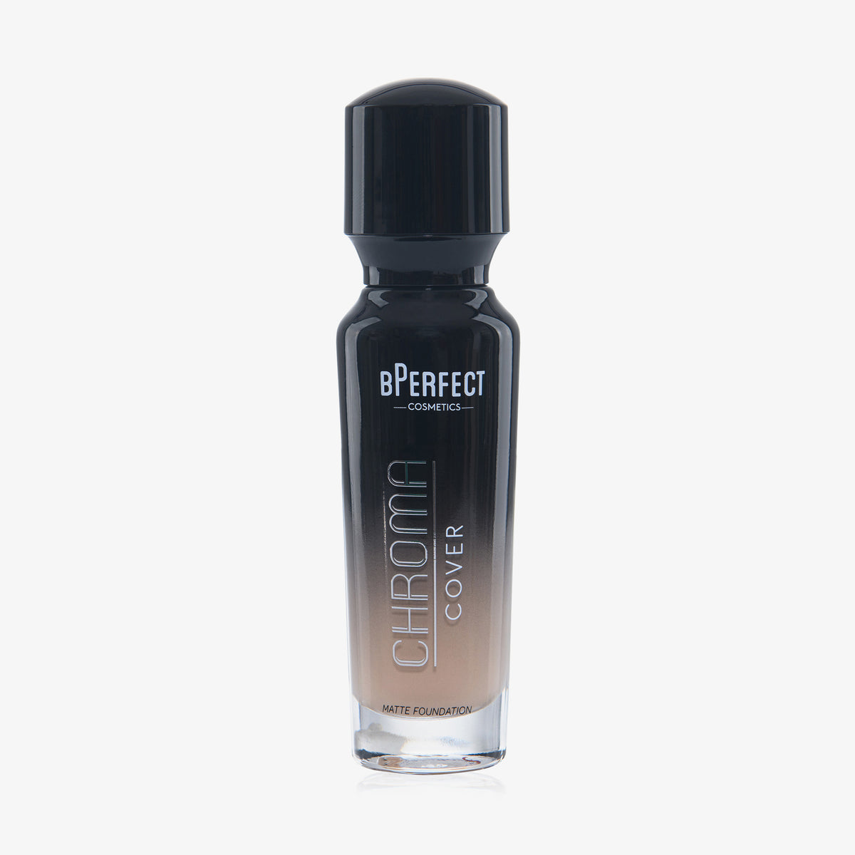 Eine halb transparente halb schwarze Flasche Chroma Cover Foundation Matte in der Farbe C6 vor weißem Hintergrund.
