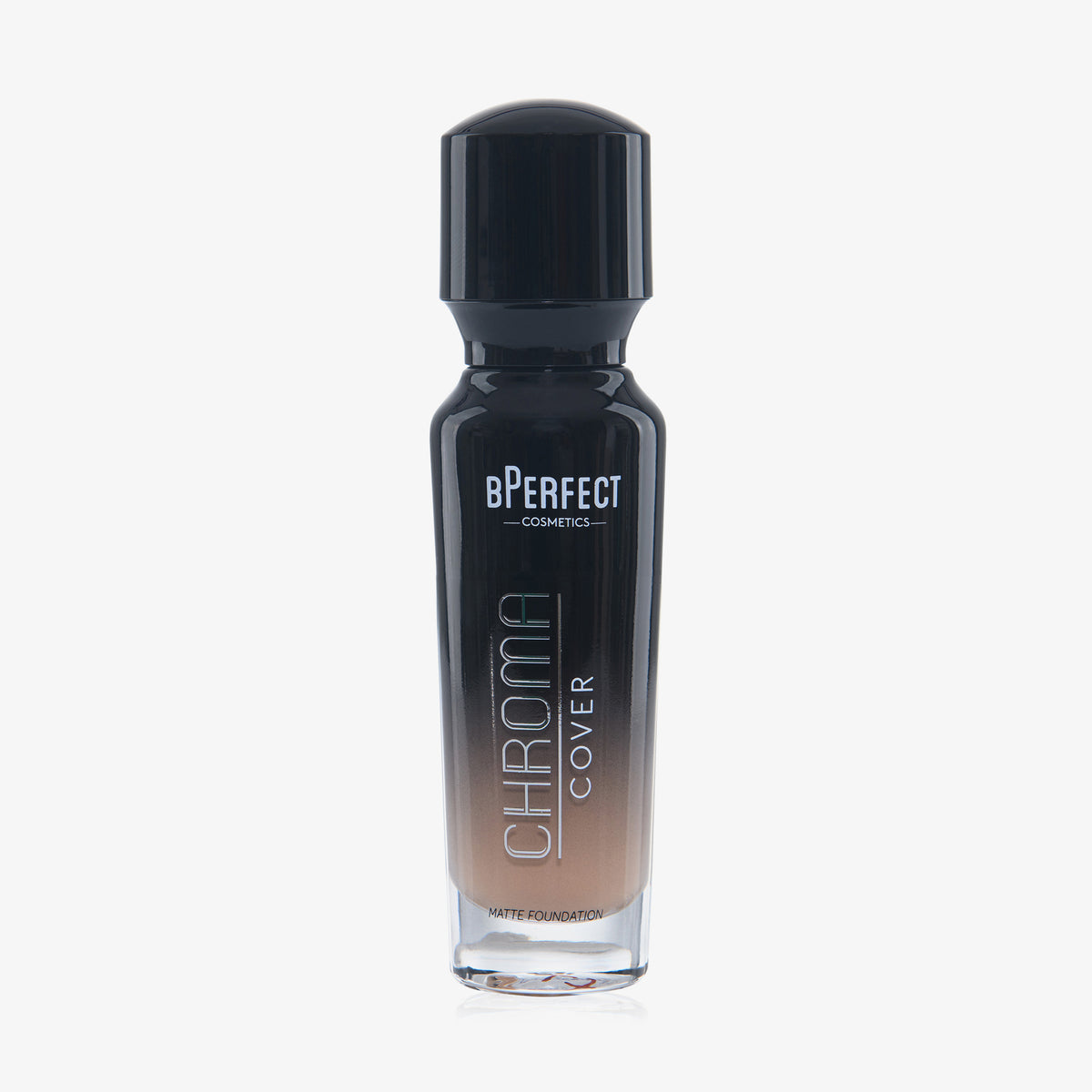 Eine halb transparente halb schwarze Flasche Chroma Cover Foundation Matte in der Farbe C7 vor weißem Hintergrund.