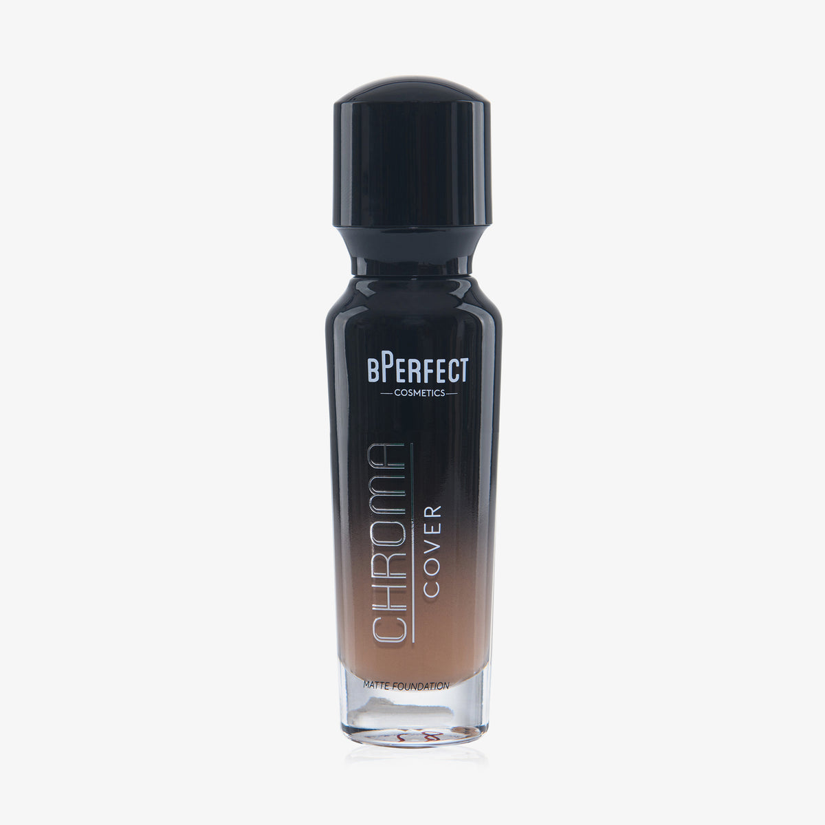 Eine halb transparente halb schwarze Flasche Chroma Cover Foundation Matte in der Farbe C8 vor weißem Hintergrund.