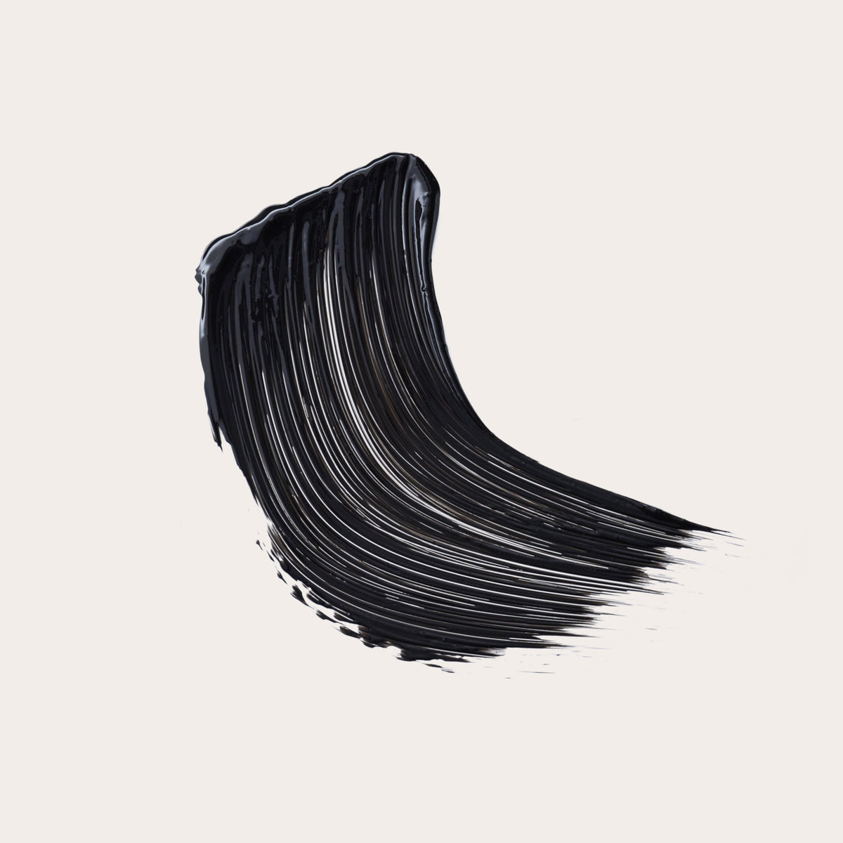 Schwarzer Mascara-Swatch der Catrice Cosmetics Pure False Lash Mascara 010 auf weißem Hintergrund.