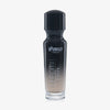 Eine halb transparente halb schwarze Flasche Chroma Cover Foundation Matte in der Farbe W3 vor weißem Hintergrund.