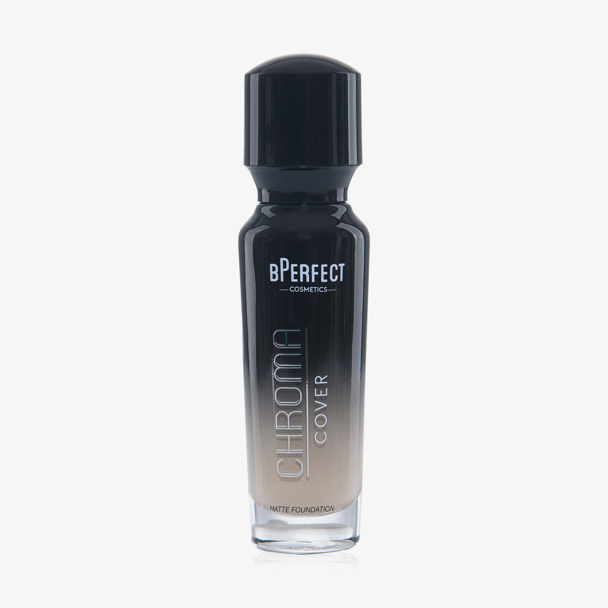 Eine halb transparente halb schwarze Flasche Chroma Cover Foundation Matte in der Farbe W3 vor weißem Hintergrund.