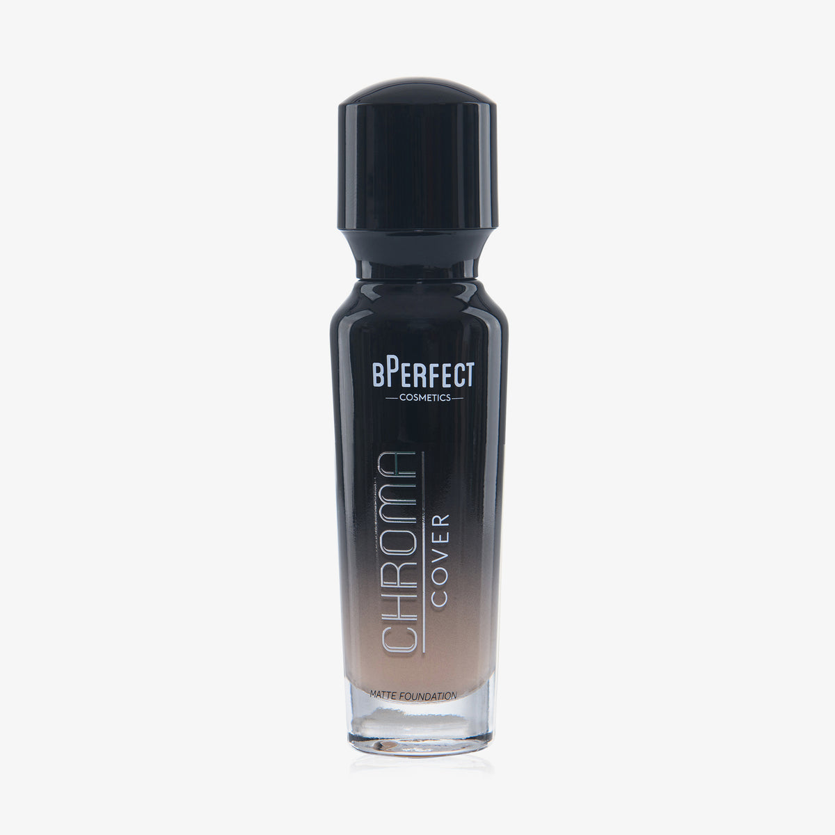 Eine halb transparente halb schwarze Flasche Chroma Cover Foundation Matte in der Farbe W4 vor weißem Hintergrund.