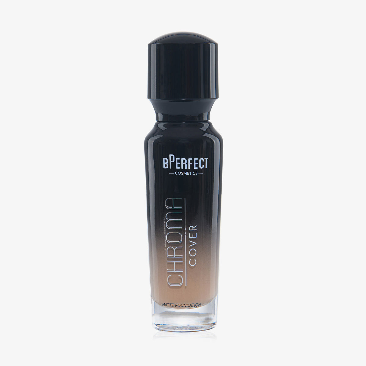 Eine halb transparente halb schwarze Flasche Chroma Cover Foundation Matte in der Farbe W8 vor weißem Hintergrund.