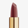 Der Matte Pleasure Lipstick in der Farbe Naked Mauve wird in Nahaufnahme mit sichtbarer, matter Textur und eingeprägtem “N” auf der Spitze präsentiert.