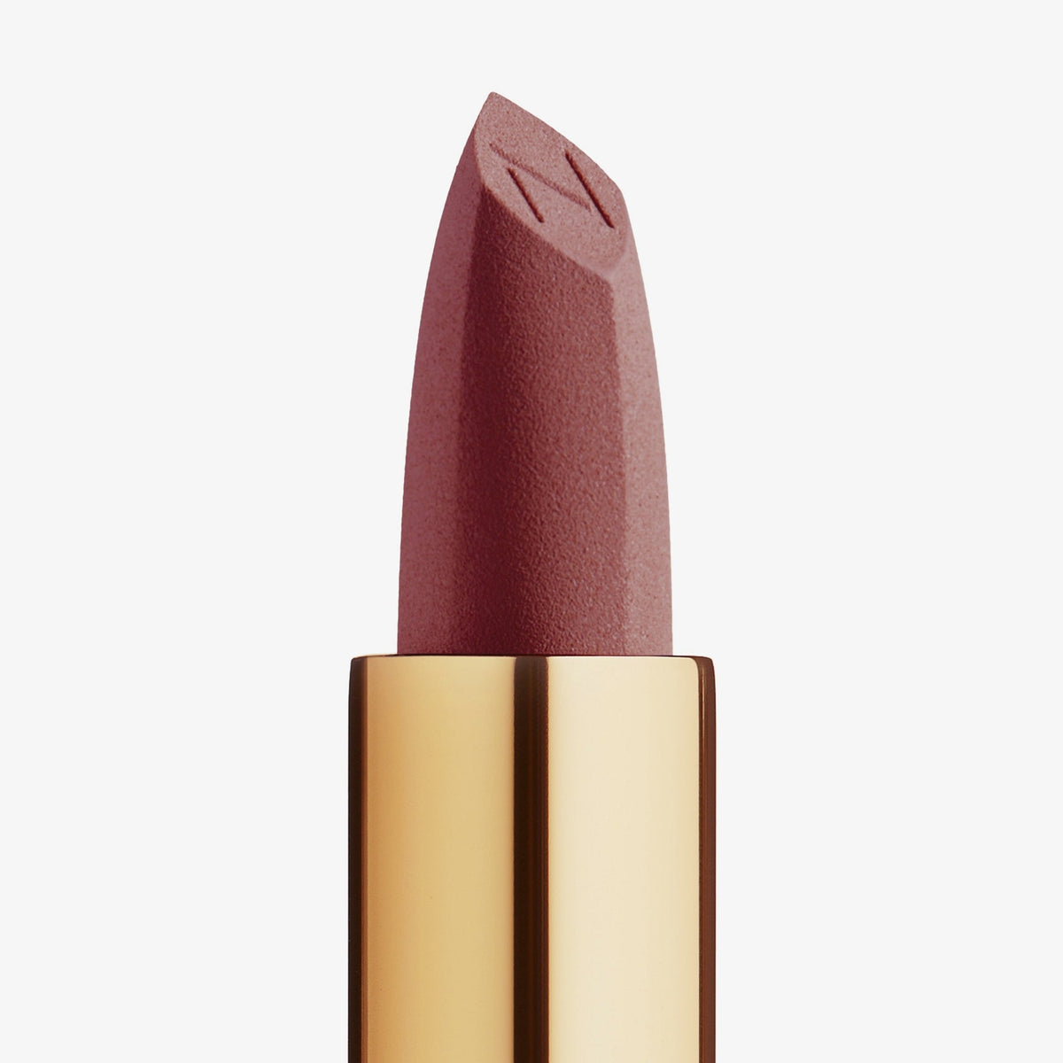 Der Matte Pleasure Lipstick in der Farbe Naked Mauve wird in Nahaufnahme mit sichtbarer, matter Textur und eingeprägtem “N” auf der Spitze präsentiert.