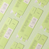 Flache, aufgefaltete Puri-Tea Cleansing Gel-Boxen von meisani, hellgrün mit Text, sind diagonal auf einem passenden grünen Hintergrund angeordnet.