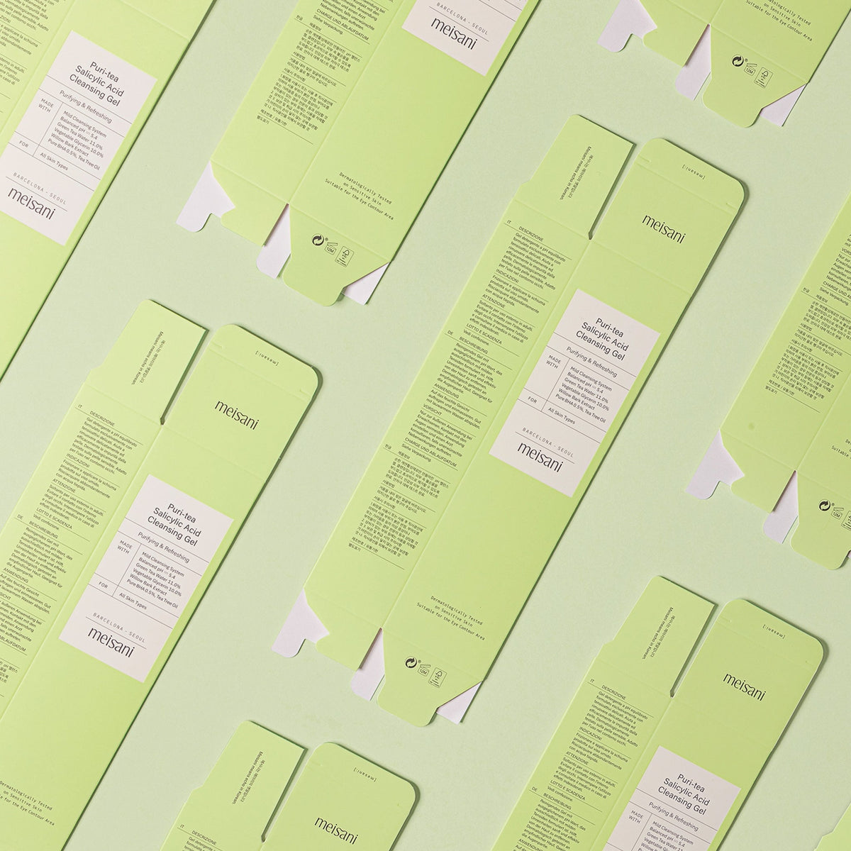 Flache, aufgefaltete Puri-Tea Cleansing Gel-Boxen von meisani, hellgrün mit Text, sind diagonal auf einem passenden grünen Hintergrund angeordnet.